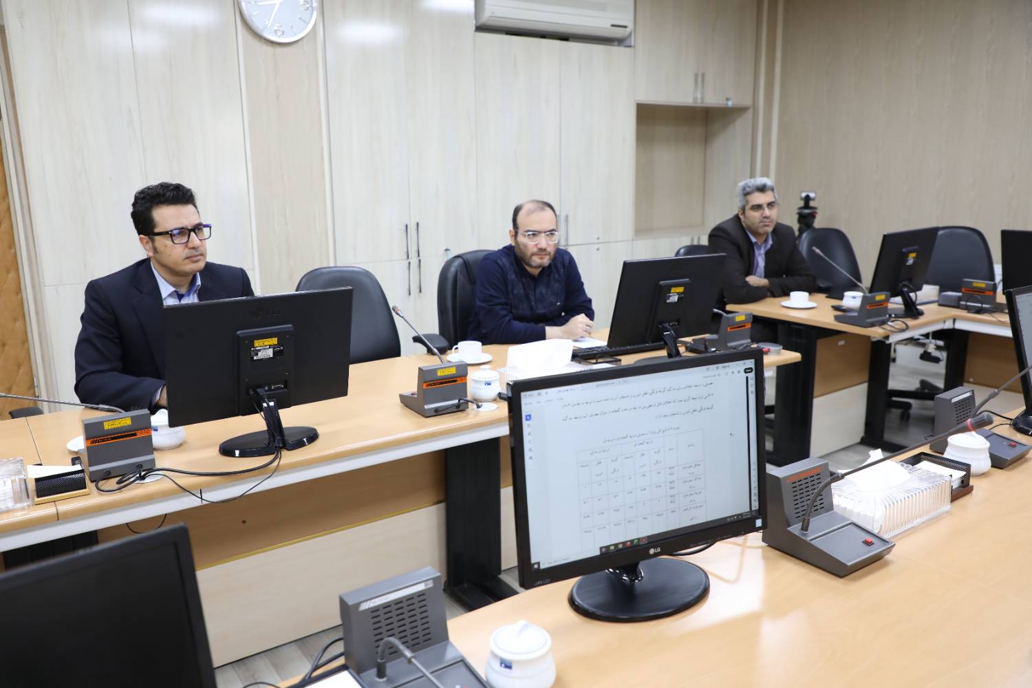 کمیته راهبری طرح پژوهشی «بررسی نیاز آبی واقعی انواع کشت گلخانه‌ای به‌منظور اولویت‌بندی تخصیص آب»